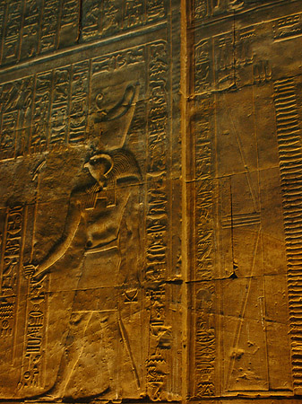 Hyroglyphen im Horustempel Fotos