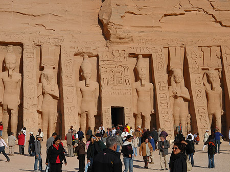 Foto Tempel mit Touristen - Abu Simbel