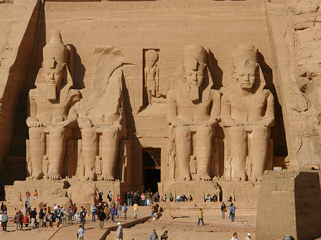 Tempel mit Touristen Foto 