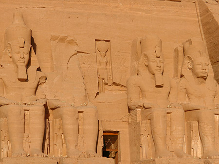 Tempel mit Touristen Foto 