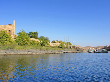 Blick vom Wasser Foto 