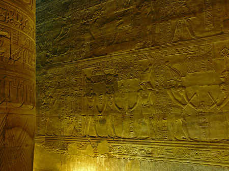 Foto Hyroglyphen im Horustempel