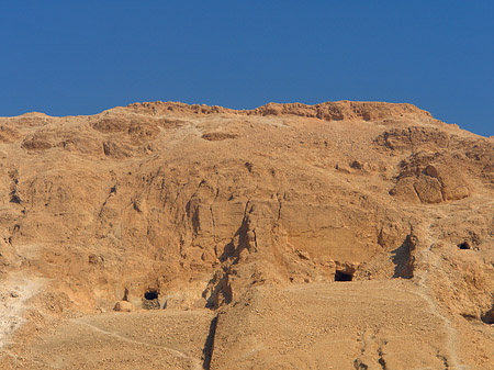 Foto Eingang zum Tempel mit Berg