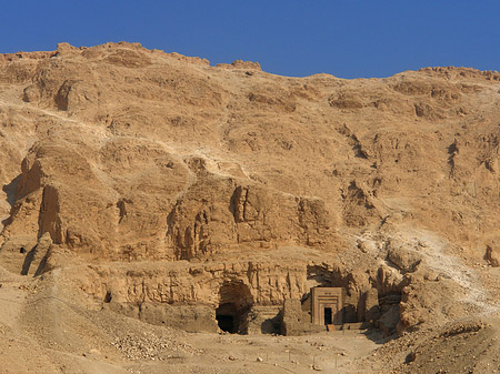Foto Eingang zum Tempel mit Berg