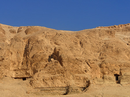 Foto Eingang zum Tempel mit Berg - 