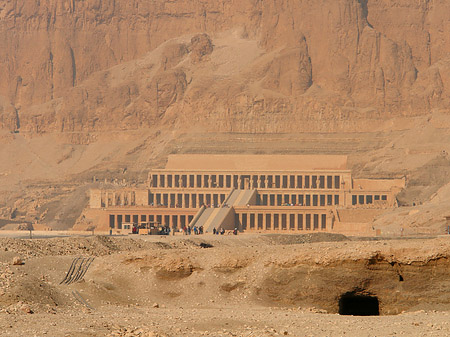 Eingang zum Tempel mit Berg Foto 