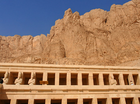 Eingang zum Tempel mit Berg Foto 
