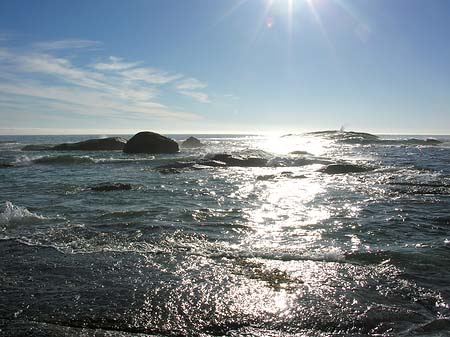 Blick vom Strand auf das Meer Foto 