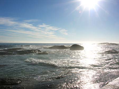 Blick vom Strand auf das Meer Foto 