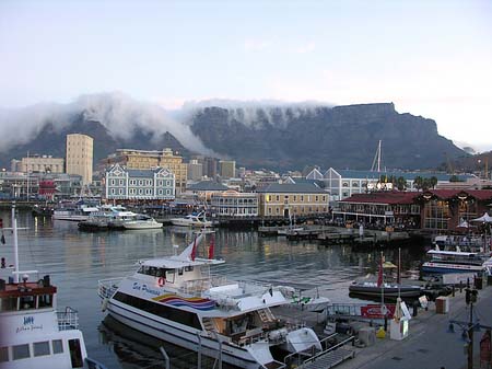Schiffe an der Waterfront Fotos